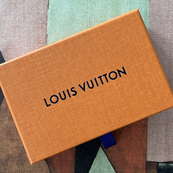 LOUIS VUITTON Gold Essential V Stud Earrings - Picture 8 of 9